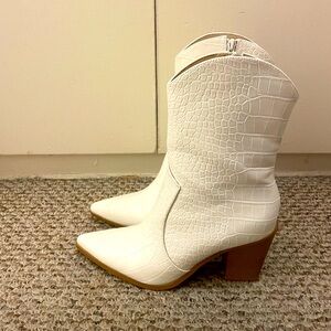 Glamorous western ankle boots in cream